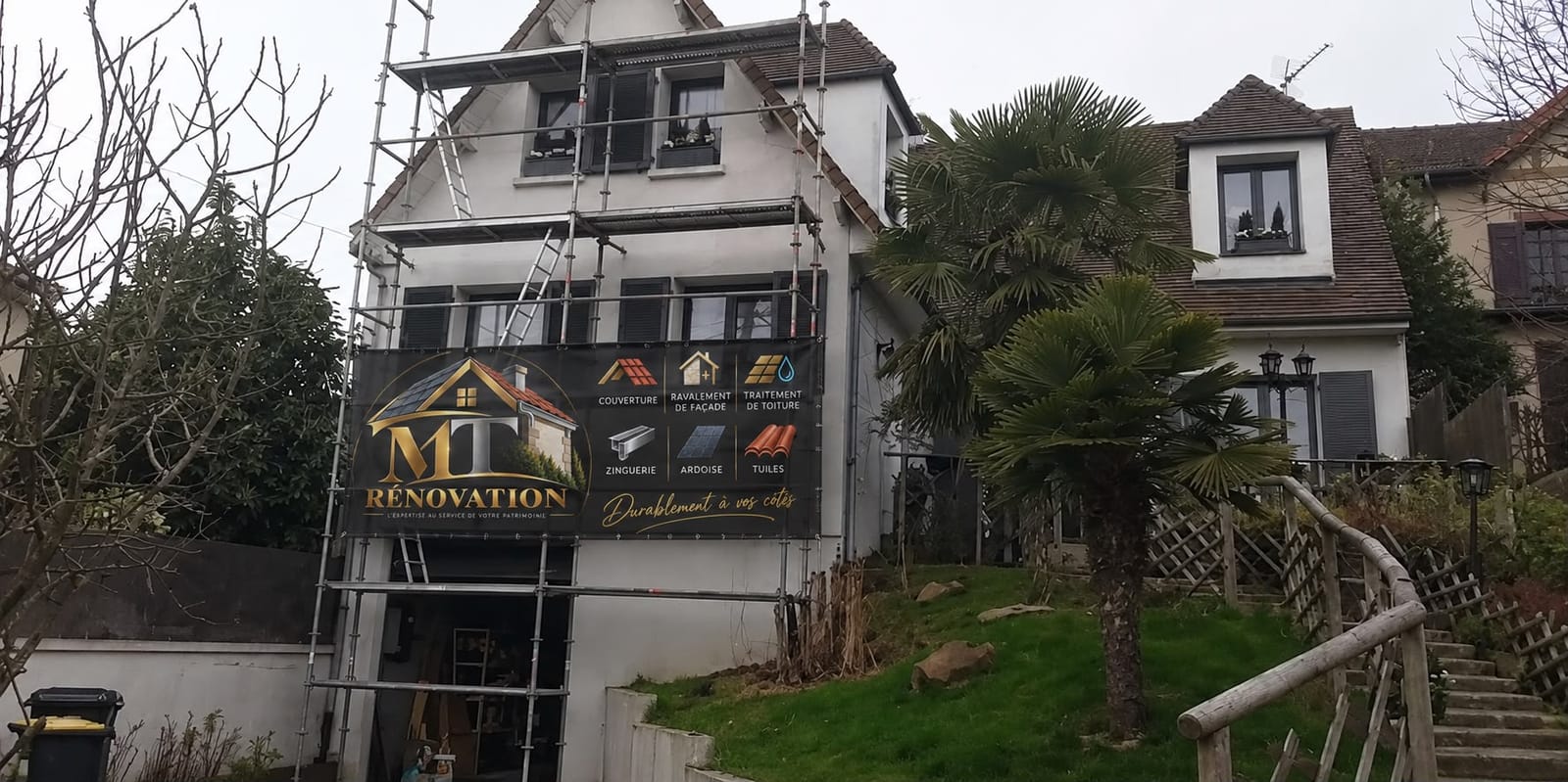 Échafaudage monté sur une maison, bâche MT Rénovation en façade