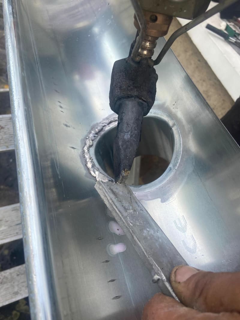 Soudure d’une descente en zinc