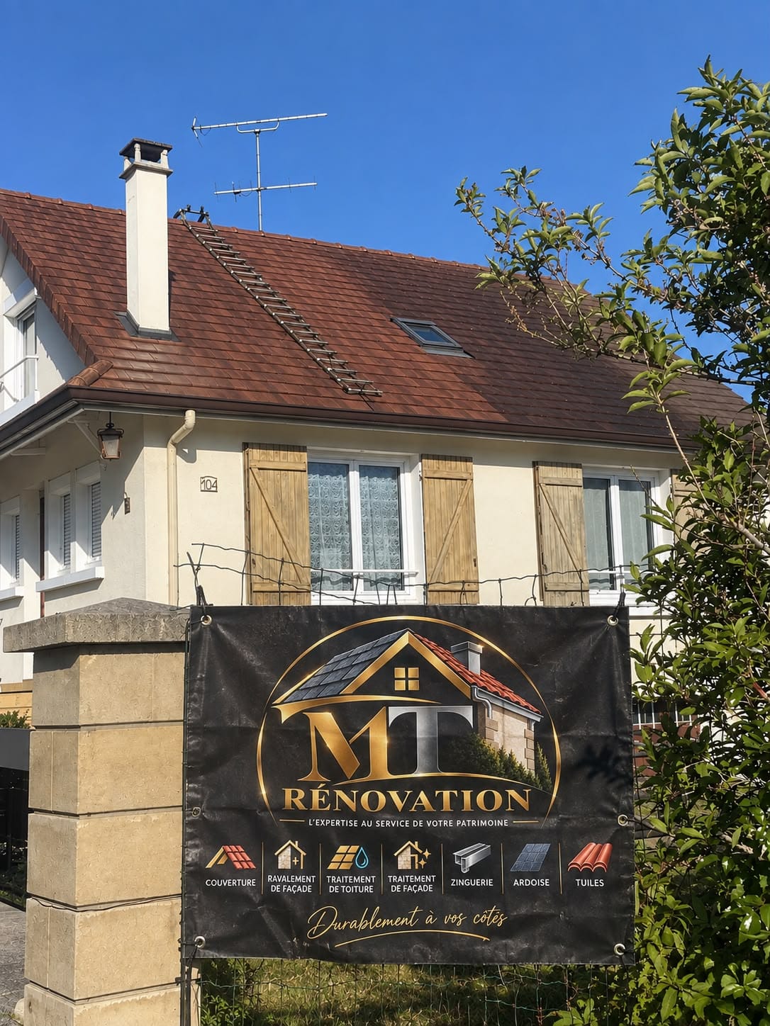Façade de maison avec la bâche MT Rénovation
