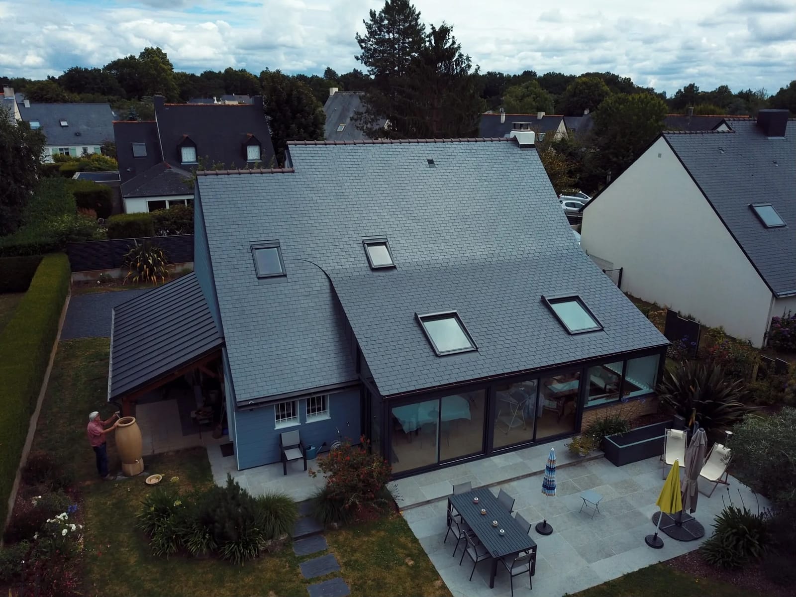 Maison couverte en ardoise avec quatre fenêtres de toit, vue du ciel